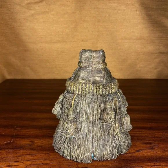 1980's Trompe L'oeil Bronze Colored Resin Tassel Bookends - a Pair - Picture 3 of 4